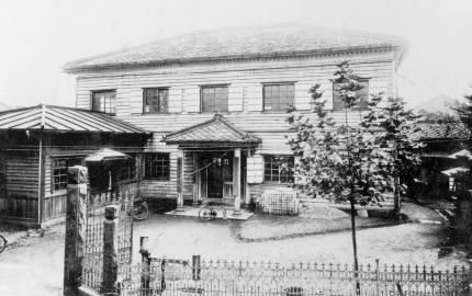 岡谷信用組合の設立時に事務所をおいた平野村役場